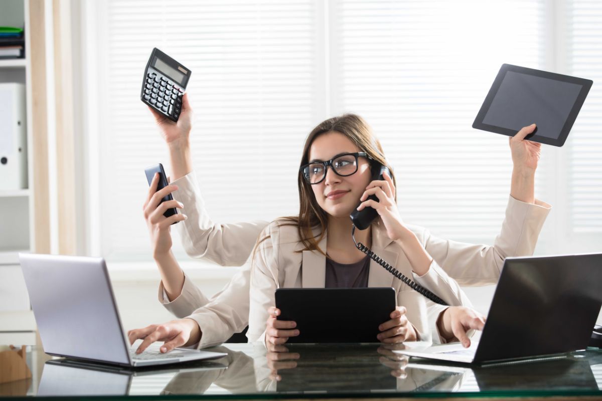 একই সময়ে অনেক কাজ করা: একসঙ্গে একাধিক কাজ করতে পারা সকলের পক্ষে সম্ভব নয়। তবুও আমরা অনেকেই একই সময়ে ফোন দেখা, কাজ করা, খাওয়া—সব একসঙ্গে করতে চাই। এর ফলে কাজে ভুল হয়, মানসিক চাপ বাড়ে এবং শরীর ও মন দু’টিই ক্লান্ত হয়ে পড়ে।